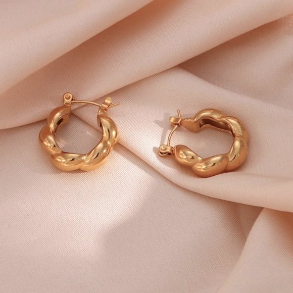 18k Gold Plated Elegant Minimalist textured Hoop Earrings - Picture 7 of 10